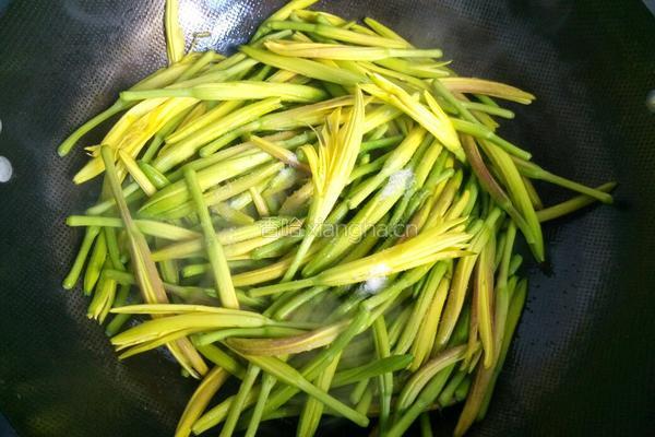 素炒黄花菜的做法图解3