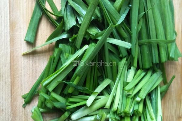 绿豆芽炒韭菜的做法图解2