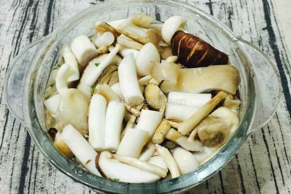 杂菇鱿鱼排骨粥的做法图解3