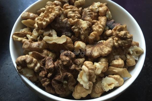 核桃芝麻糖的做法图解1
