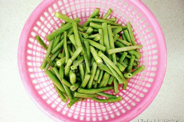 豆角炒肉片的做法图解1