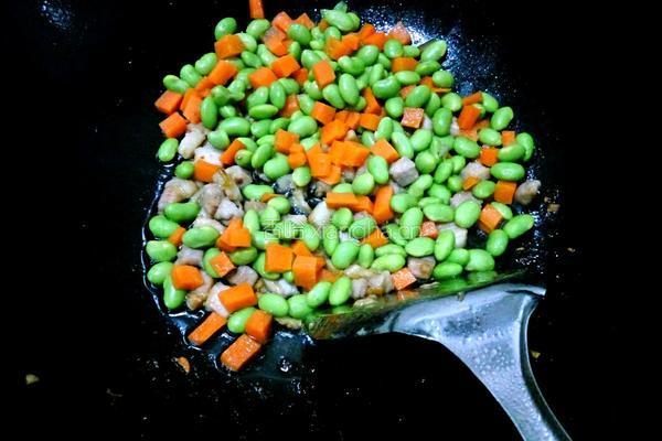 毛豆炒肉的做法图解7