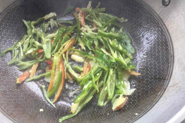 青椒炒鸭肠的做法图解4