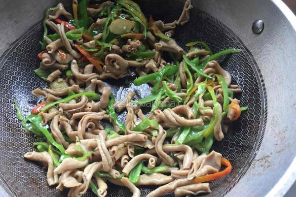 青椒炒鸭肠的做法图解6