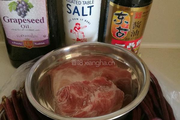 五花肉炒紫豇豆的做法图解1