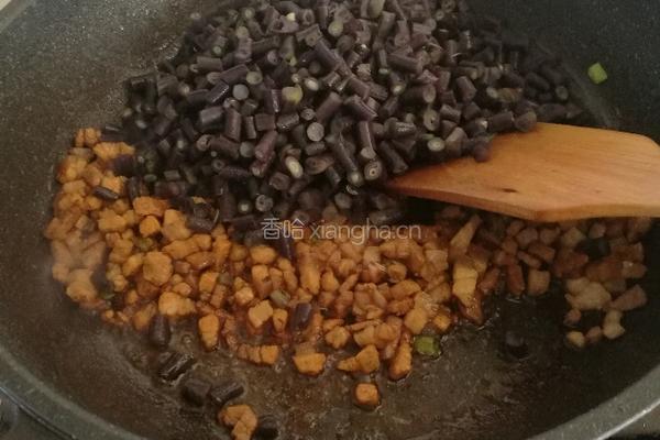 五花肉炒紫豇豆的做法图解7