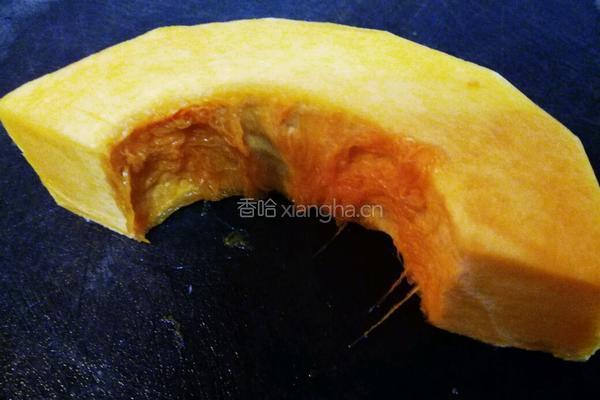 咸蛋黄焗南瓜 咸蛋黄局金瓜的做法图解1