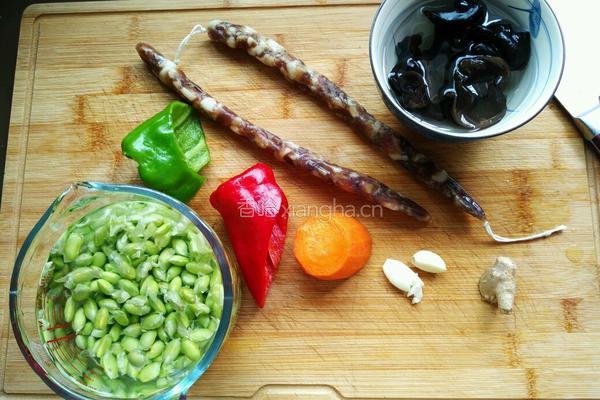 香肠炒毛豆的做法图解1