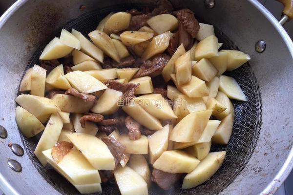 土豆烧肉的做法图解9