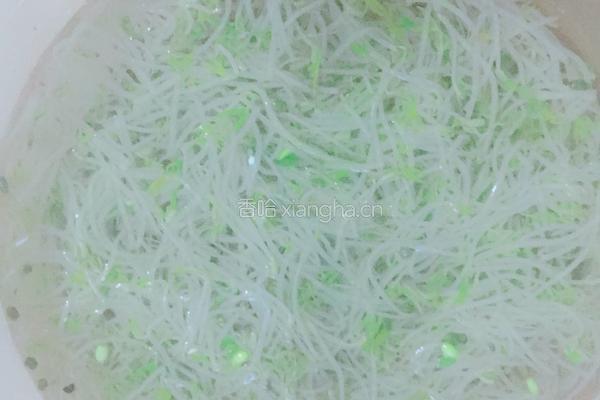 凉拌绿豆芽的做法图解3