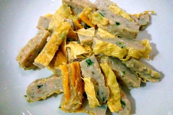 腐竹鲮鱼片炒圆椒的做法图解1