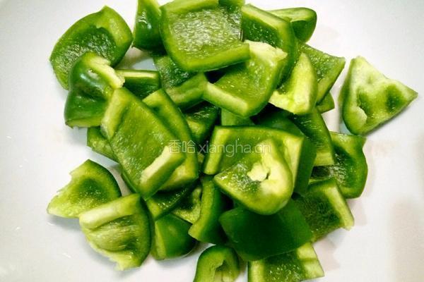 腐竹鲮鱼片炒圆椒的做法图解2