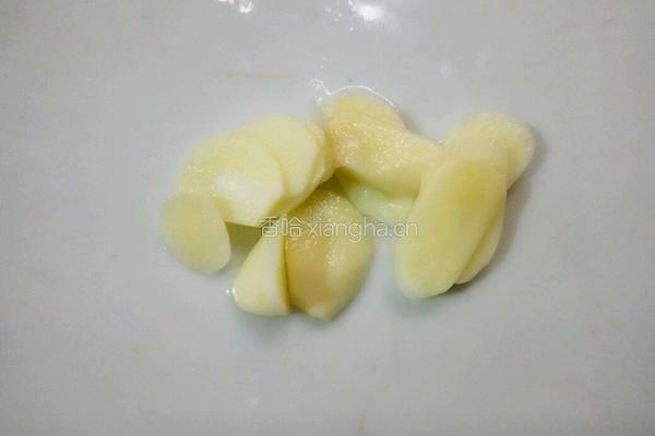 腐竹鲮鱼片炒圆椒的做法图解3