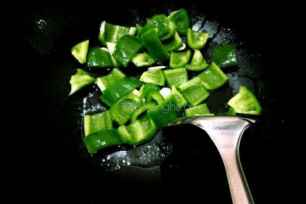 腐竹鲮鱼片炒圆椒的做法图解4