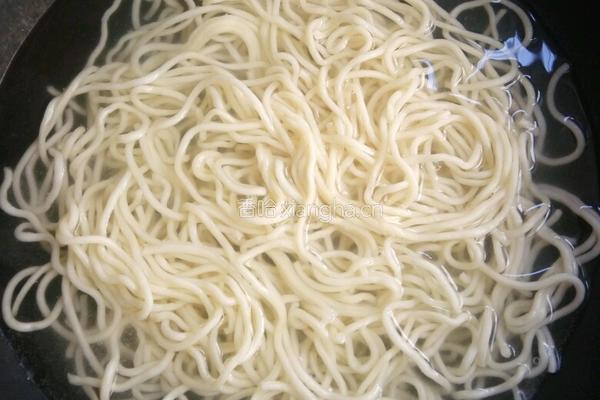 香辣凉拌面的做法图解2