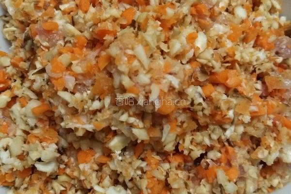 香菇胡萝卜玉米水饺的做法图解2