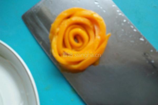 芒果玫瑰花的做法图解7