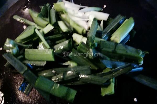 蒜苗子姜炒腊肉的做法图解3
