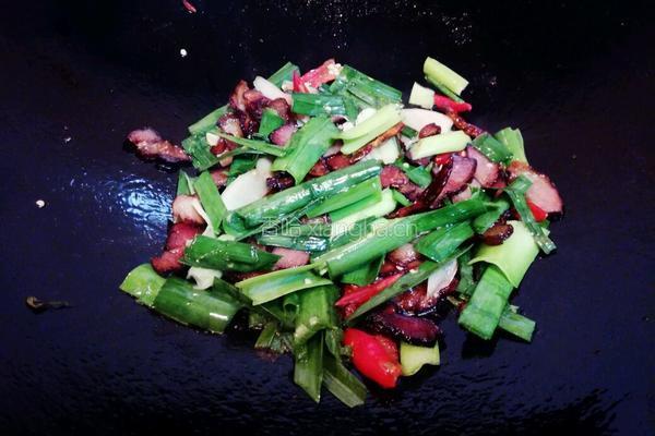 蒜苗子姜炒腊肉的做法图解6