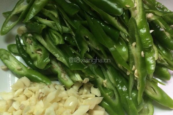 辣椒炒肉的做法图解1