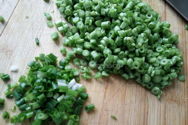 豇豆蛋炒饭的做法图解1