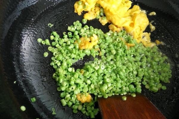 豇豆蛋炒饭的做法图解4