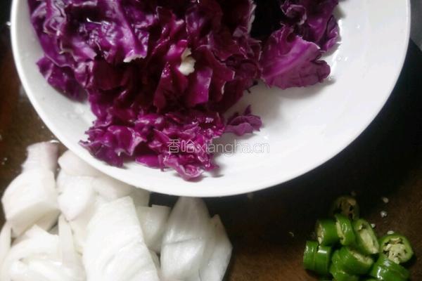 洋葱爆炒紫甘蓝的做法图解1