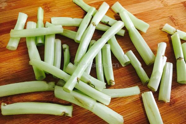 牛肉炒通菜梗的做法图解1