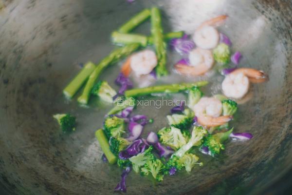 奶油虾仁芦笋面的做法图解4