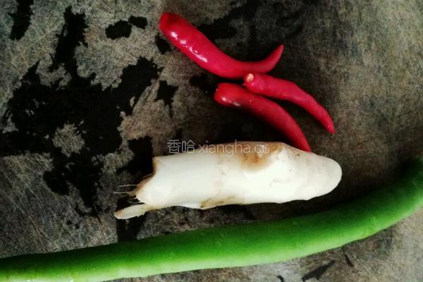 四川开胃小食 火烧辣椒拌仔姜的做法图解1
