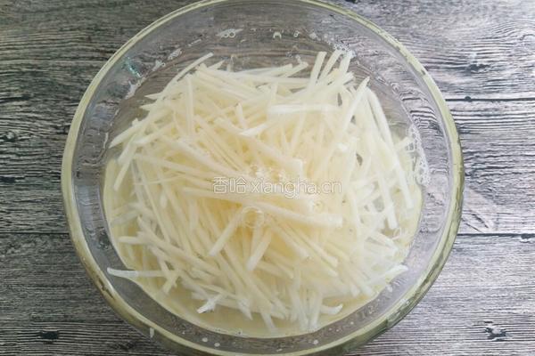 凉拌麻辣土豆丝的做法图解2