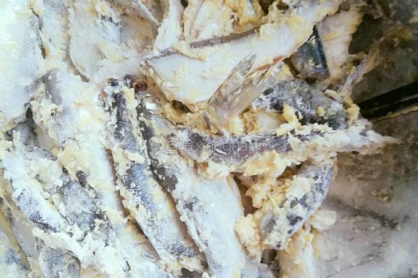 油炸小鱼的做法图解4