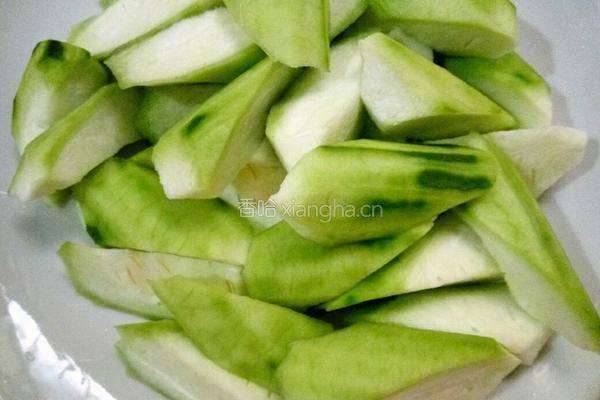 瘦肉丝瓜汤的做法图解1