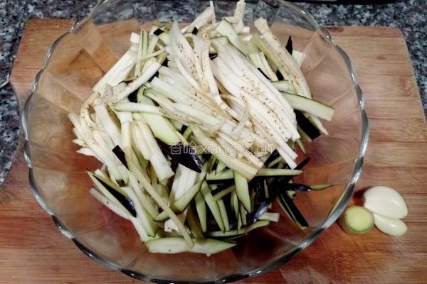凉拌茄子的做法图解2