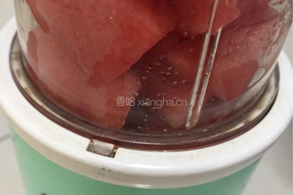 鲜榨西瓜汁的做法图解5