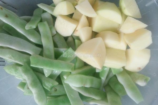 排骨炖豆角土豆的做法图解2