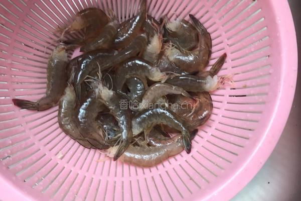 油爆虾的做法图解1
