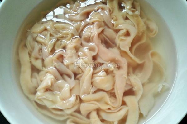 韭菜苔炒鸭肠的做法图解1