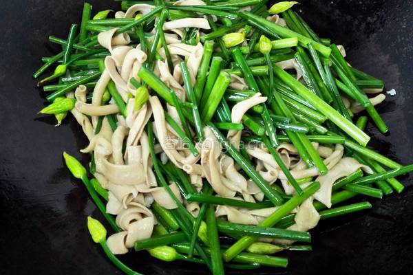 韭菜苔炒鸭肠的做法图解10