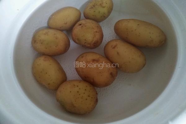 椒盐小土豆的做法图解1