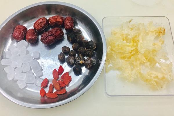 红枣银耳桂圆羹的做法图解1