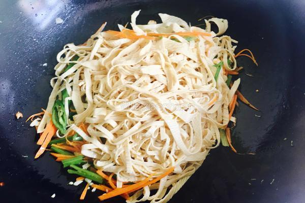 芹菜干丝的做法图解13