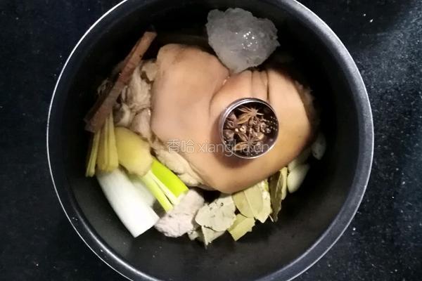 卤肘子的做法图解2