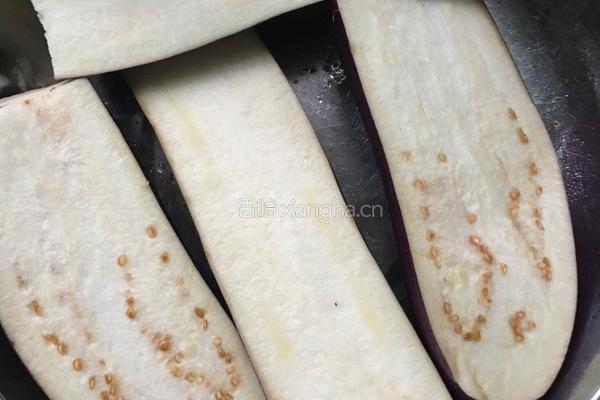 微波炉烤茄子的做法图解1