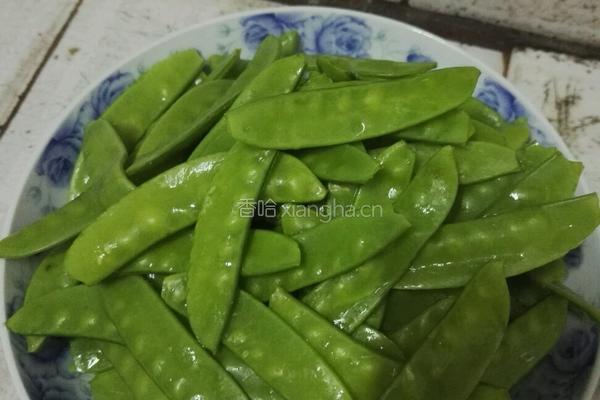 蒜炒荷兰豆的做法图解1