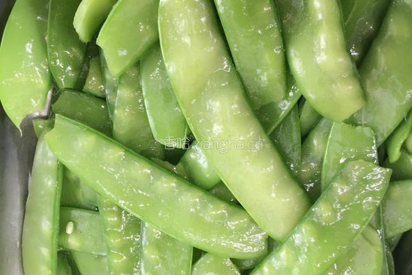 腊肉炒荷兰豆的做法图解1