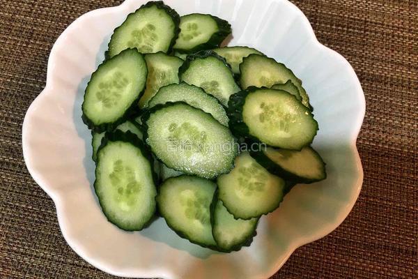 蒜香黄瓜片的做法图解1