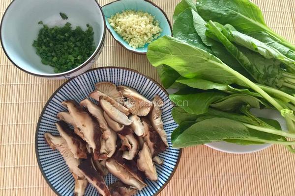 香菇鸡丝汤面的做法图解1