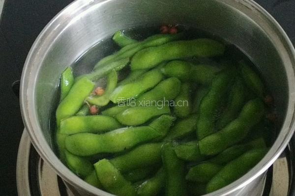 毛豆炖鸡翅根的做法图解1