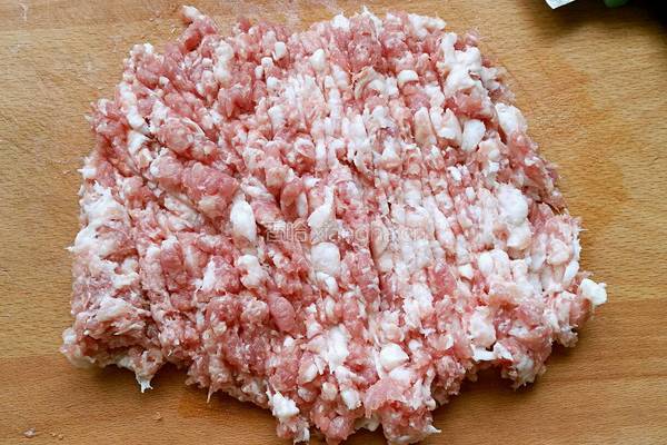 猪肉香菇馅馄饨的做法图解1